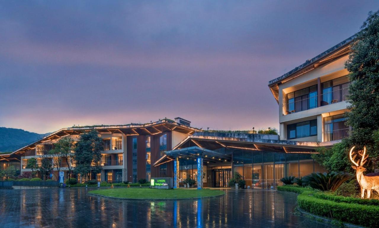 Holiday Inn Express Emei Mountain By Ihg Emeishan Exterior photo