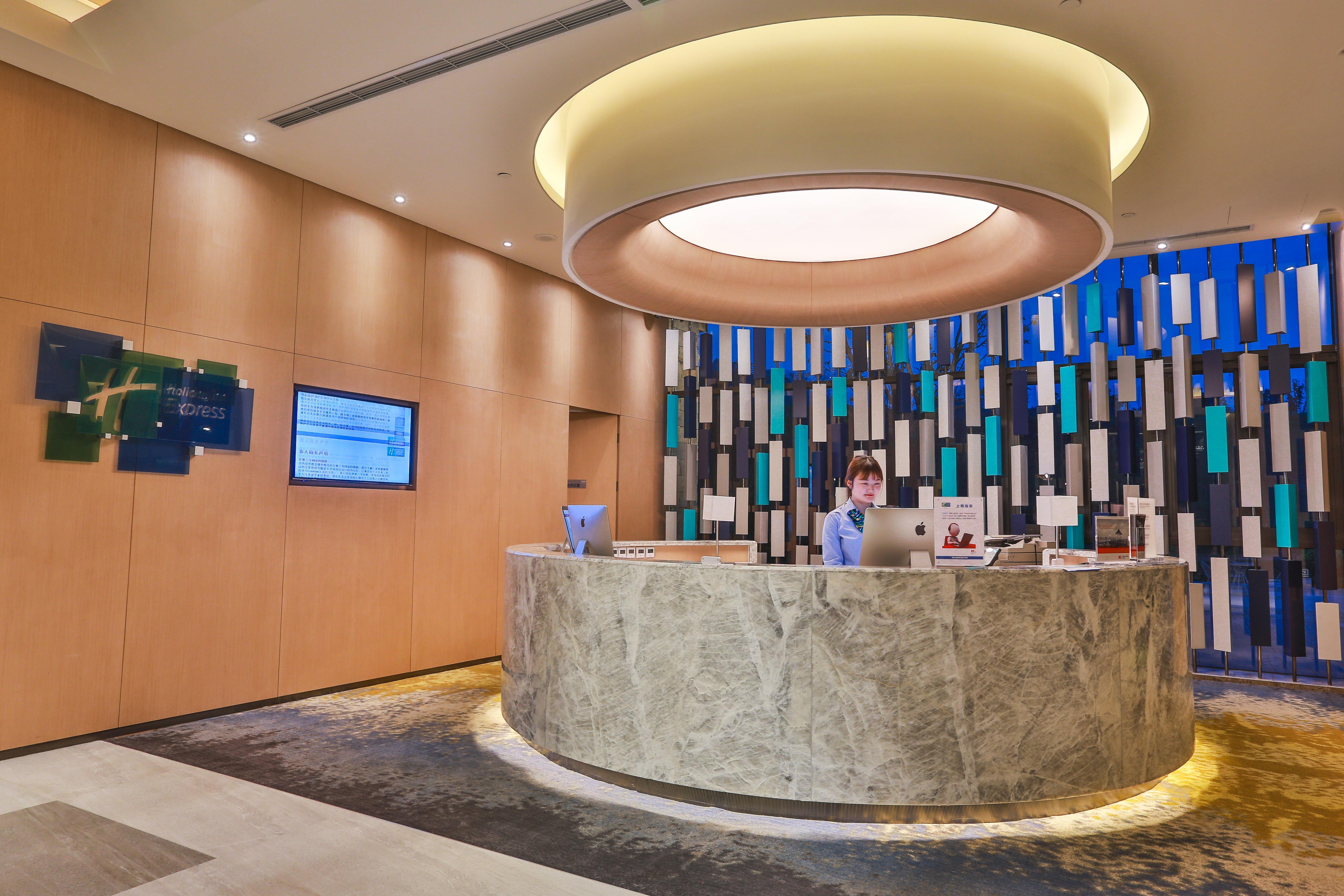 Holiday Inn Express Emei Mountain By Ihg Emeishan Exterior photo