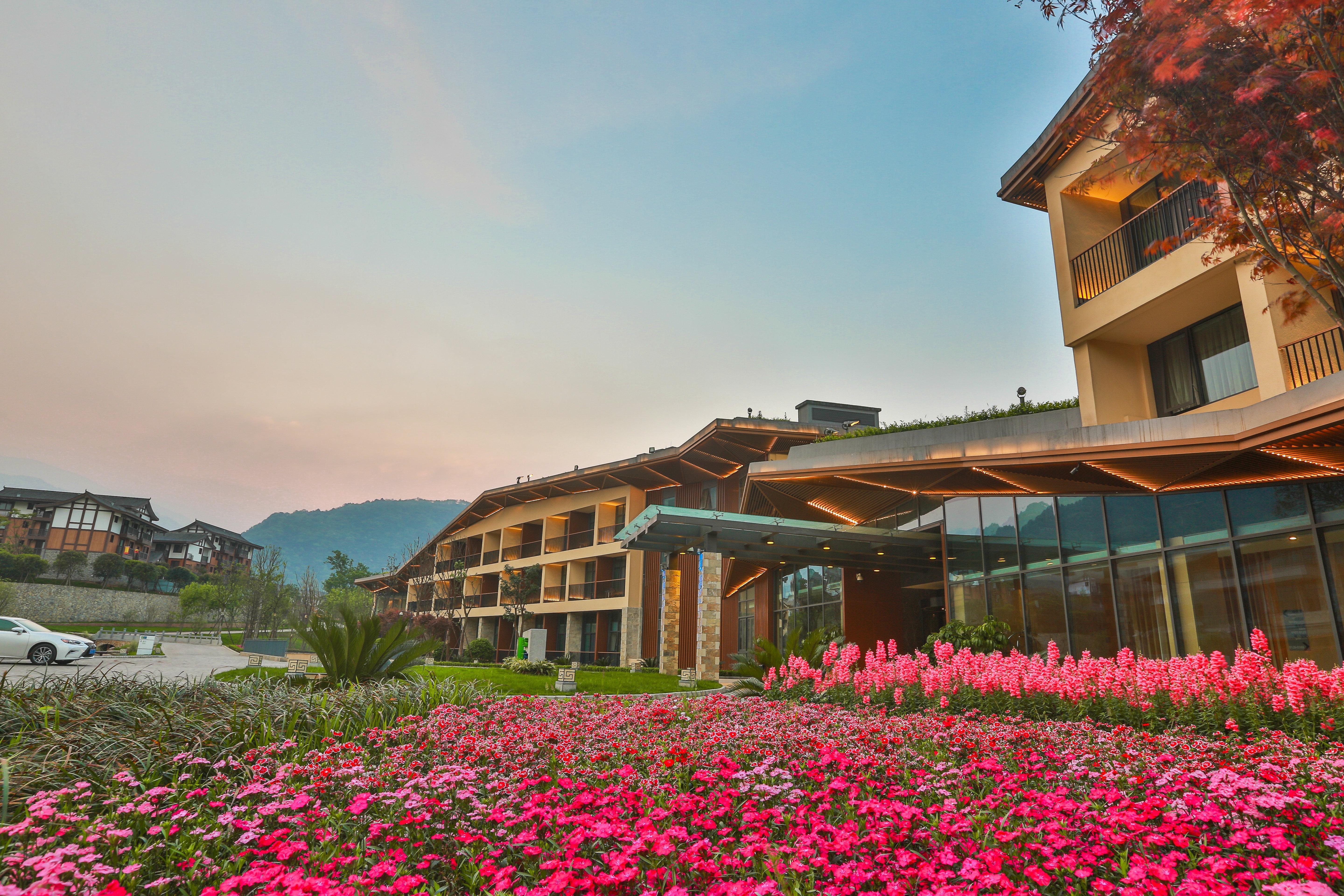Holiday Inn Express Emei Mountain By Ihg Emeishan Exterior photo