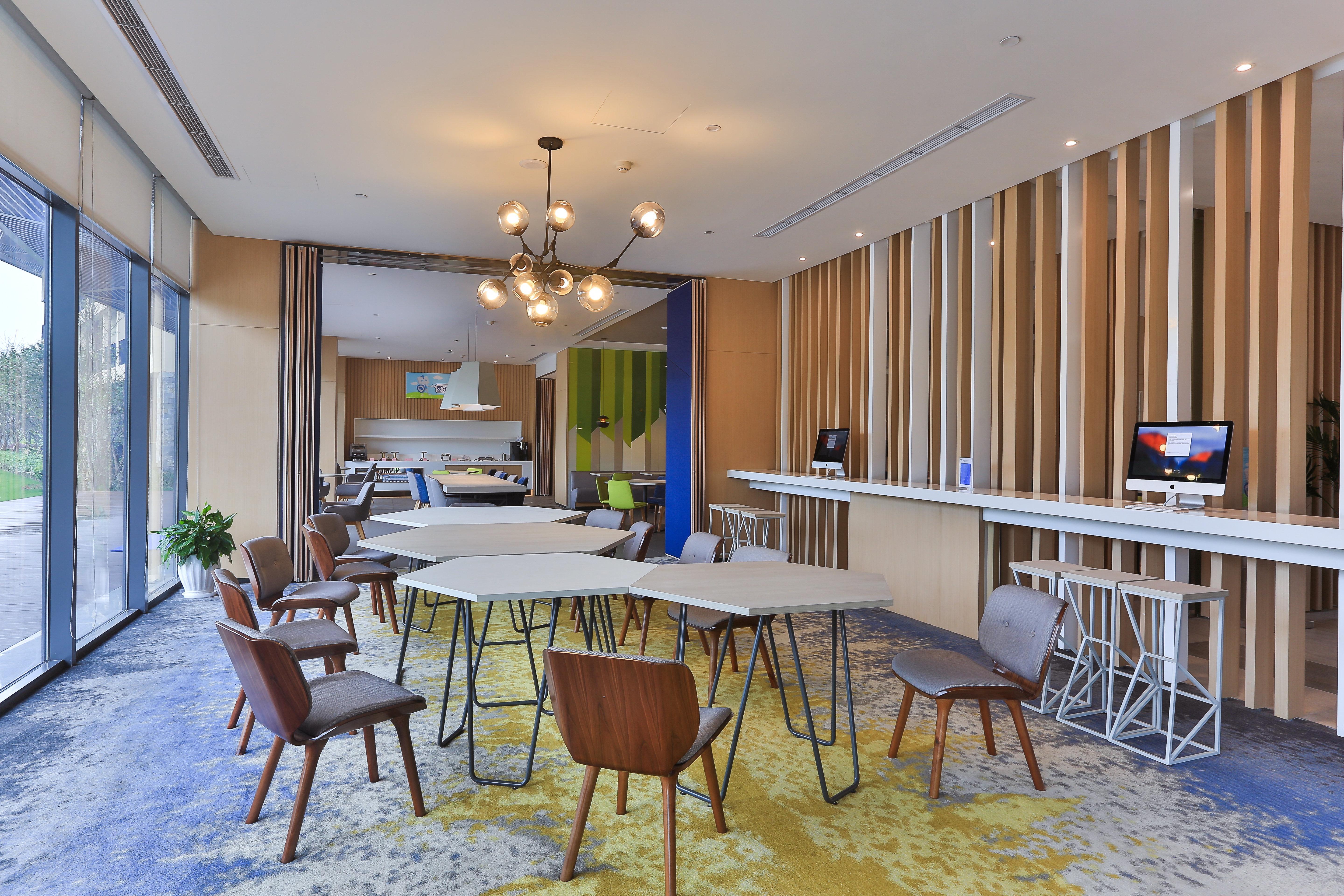 Holiday Inn Express Emei Mountain By Ihg Emeishan Exterior photo