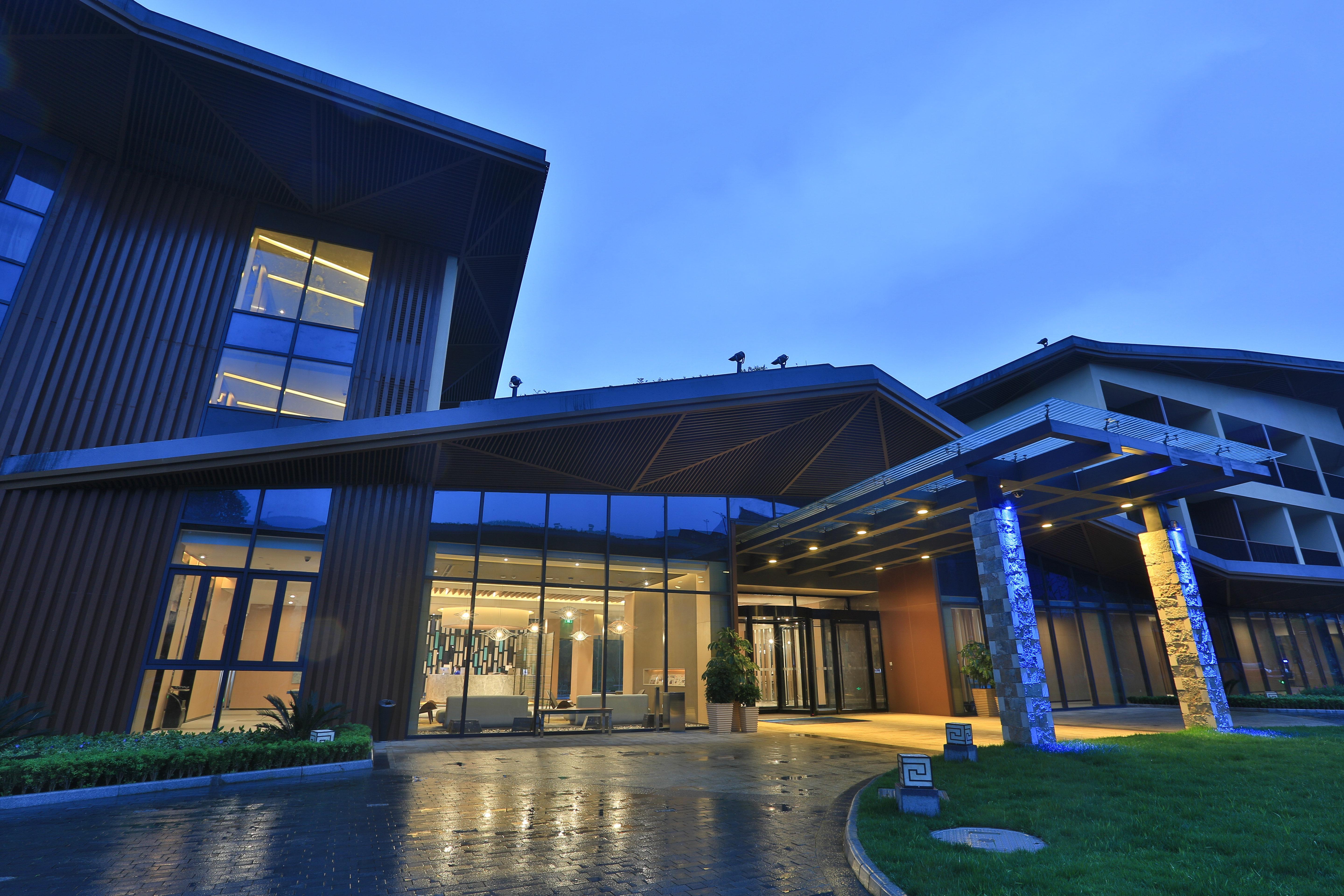 Holiday Inn Express Emei Mountain By Ihg Emeishan Exterior photo