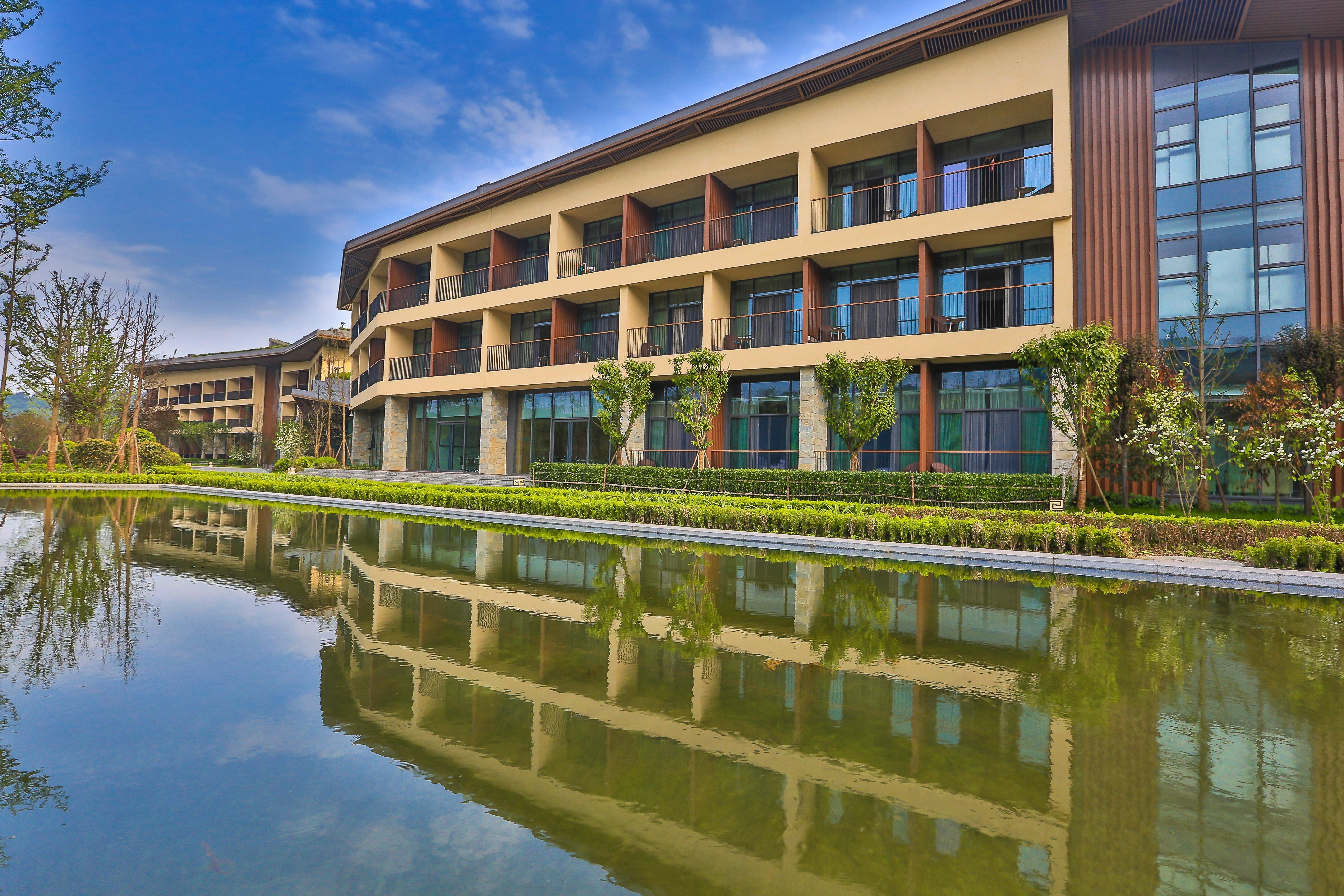 Holiday Inn Express Emei Mountain By Ihg Emeishan Exterior photo