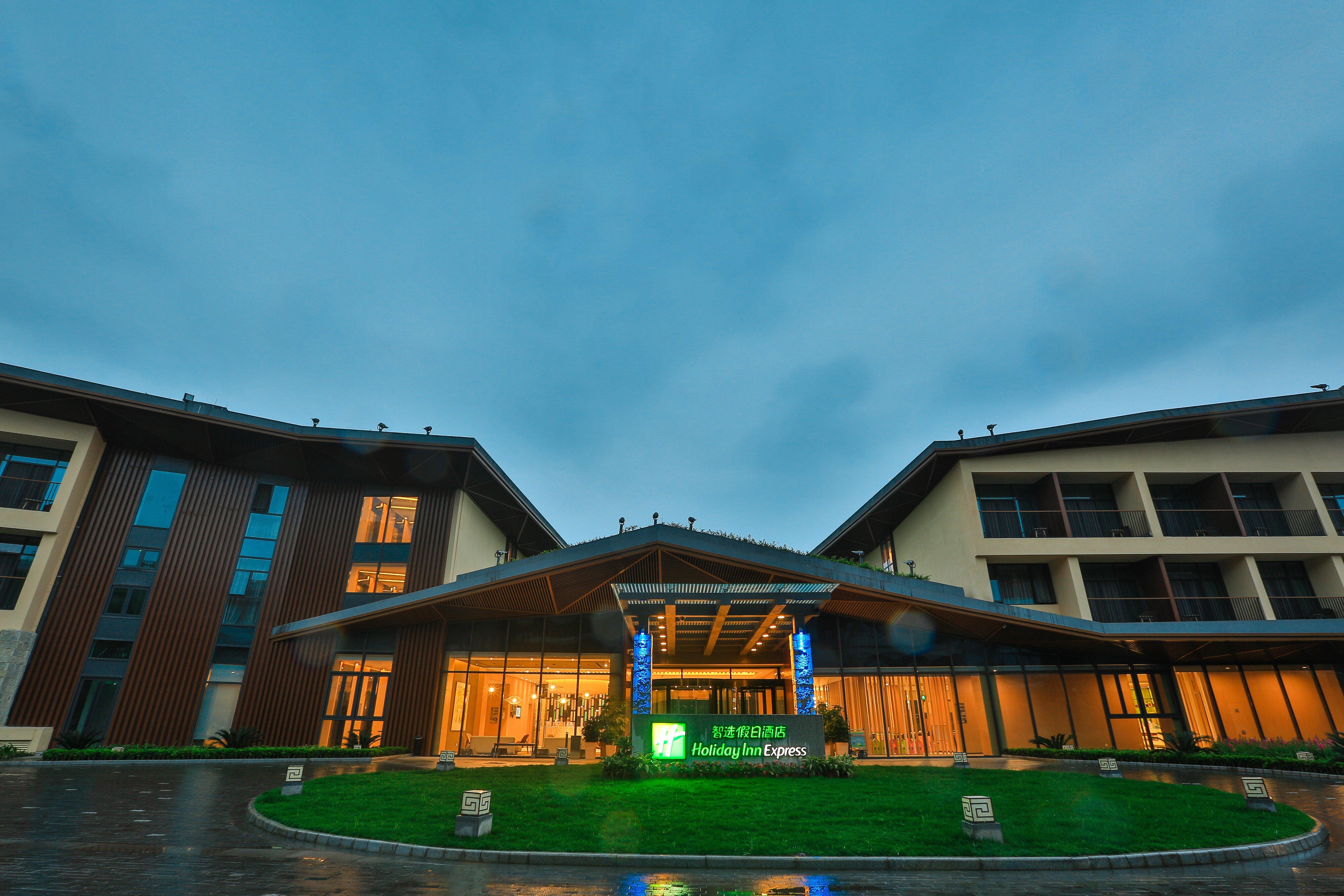 Holiday Inn Express Emei Mountain By Ihg Emeishan Exterior photo