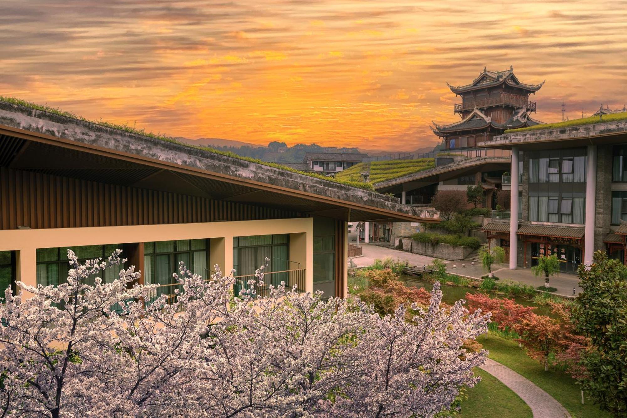 Holiday Inn Express Emei Mountain By Ihg Emeishan Exterior photo