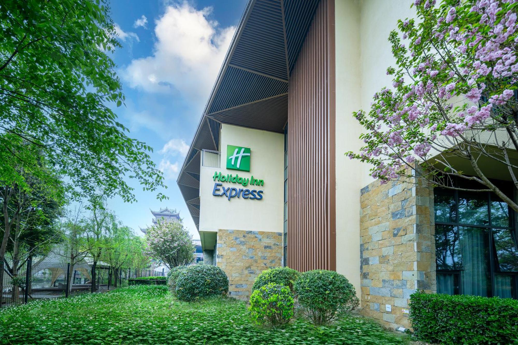 Holiday Inn Express Emei Mountain By Ihg Emeishan Exterior photo