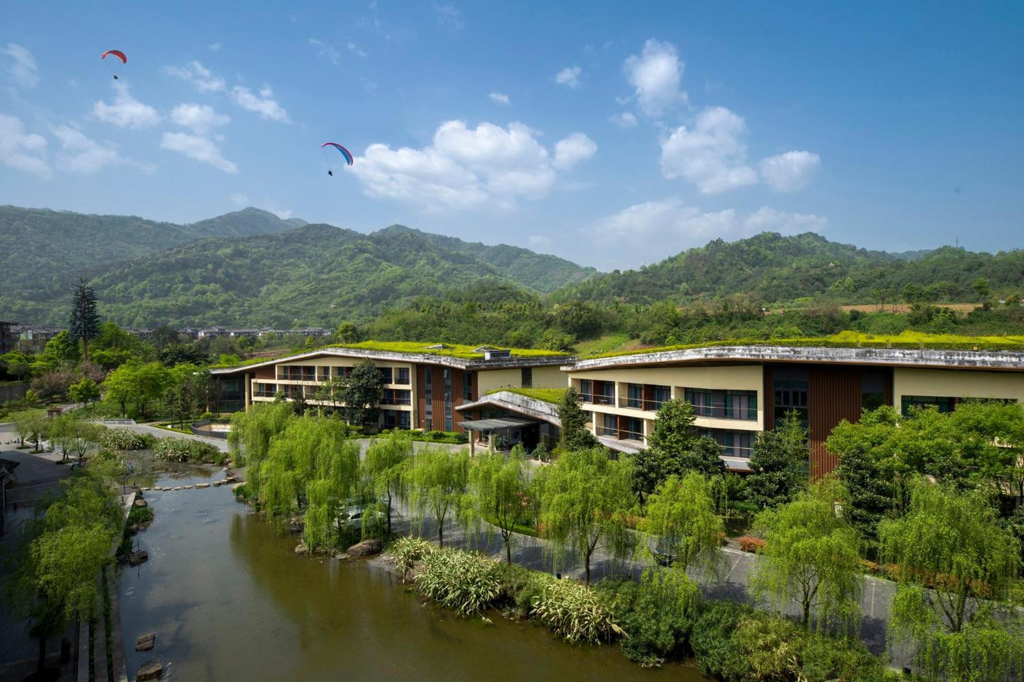 Holiday Inn Express Emei Mountain By Ihg Emeishan Exterior photo